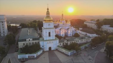Bu stok görüntüler Ukrayna 'nın başkenti Kyiv' deki St. Michaels Altın Kubbe Manastırı 'nın 8K çözünürlükteki hava görüntüsünü gösteriyor.
