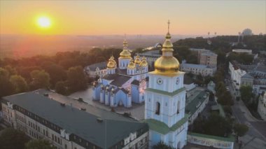 Bu stok görüntüler Ukrayna 'nın başkenti Kyiv' deki St. Michaels Altın Kubbe Manastırı 'nın 8K çözünürlükteki hava görüntüsünü gösteriyor.