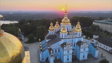 Bu stok görüntüler Ukrayna 'nın başkenti Kyiv' deki St. Michaels Altın Kubbe Manastırı 'nın 8K çözünürlükteki hava görüntüsünü gösteriyor.