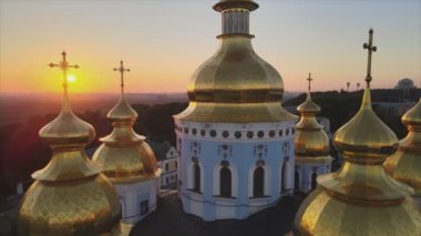 Bu stok görüntüler Ukrayna 'nın başkenti Kyiv' deki St. Michaels Altın Kubbe Manastırı 'nın 8K çözünürlükteki hava görüntüsünü gösteriyor.