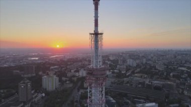 Bu stok görüntüler, Ukrayna, Kyiv 'deki 8K çözünürlüklü televizyon kulesinin hava görüntüsünü gösteriyor.