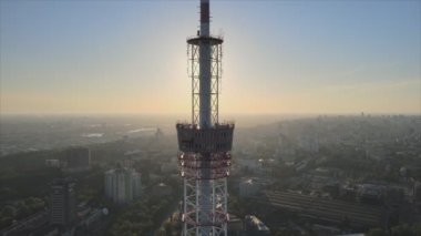 Bu stok görüntüler, Ukrayna, Kyiv 'deki 8K çözünürlüklü televizyon kulesinin hava görüntüsünü gösteriyor.