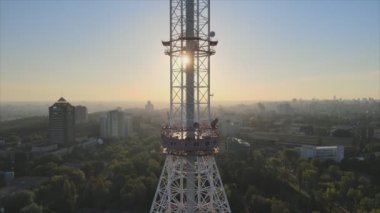 Bu stok görüntüler, Ukrayna, Kyiv 'deki 8K çözünürlüklü televizyon kulesinin hava görüntüsünü gösteriyor.