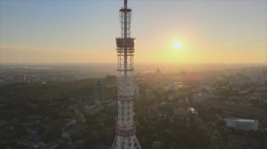 Bu stok görüntüler, Ukrayna, Kyiv 'deki 8K çözünürlüklü televizyon kulesinin hava görüntüsünü gösteriyor.