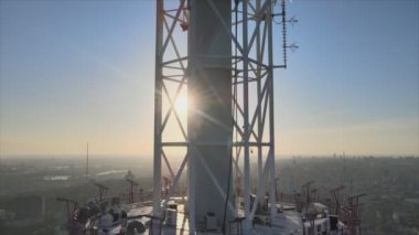 Bu stok görüntüler, Ukrayna, Kyiv 'deki 8K çözünürlüklü televizyon kulesinin hava görüntüsünü gösteriyor.