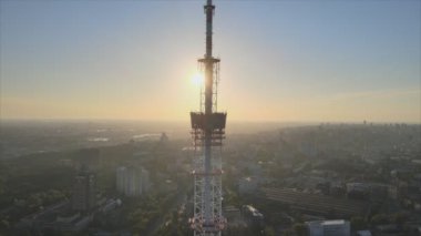 Bu stok görüntüler, Ukrayna, Kyiv 'deki 8K çözünürlüklü televizyon kulesinin hava görüntüsünü gösteriyor.