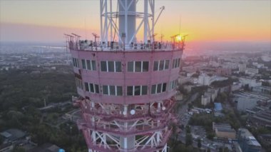 Bu stok görüntüler, Ukrayna, Kyiv 'deki 8K çözünürlüklü televizyon kulesinin hava görüntüsünü gösteriyor.