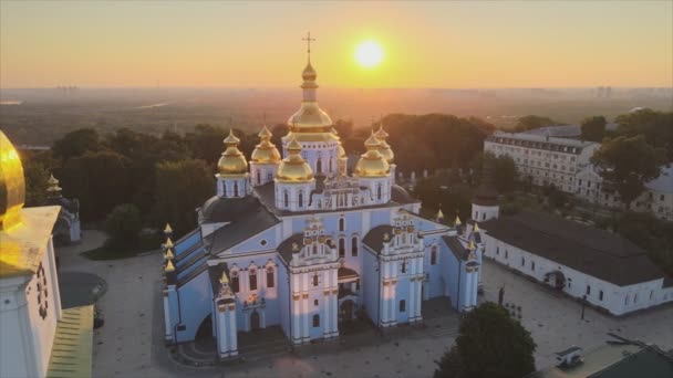 Deze Beelden Tonen Luchtfoto Van Het Michaels Golden Domed Klooster — Stockvideo