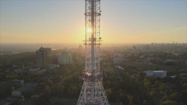 Bu stok görüntüler, Ukrayna, Kyiv 'deki 8K çözünürlüklü televizyon kulesinin hava görüntüsünü gösteriyor.