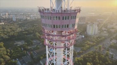 Bu stok görüntüler, Ukrayna, Kyiv 'deki 8K çözünürlüklü televizyon kulesinin hava görüntüsünü gösteriyor.