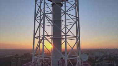 Bu stok görüntüler, Ukrayna, Kyiv 'deki 8K çözünürlüklü televizyon kulesinin hava görüntüsünü gösteriyor.