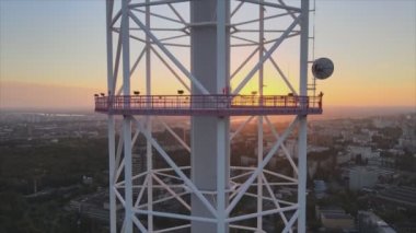 Bu stok görüntüler, Ukrayna, Kyiv 'deki 8K çözünürlüklü televizyon kulesinin hava görüntüsünü gösteriyor.