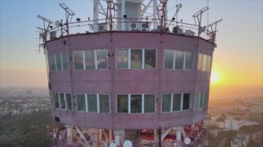 Bu stok görüntüler, Ukrayna, Kyiv 'deki 8K çözünürlüklü televizyon kulesinin hava görüntüsünü gösteriyor.