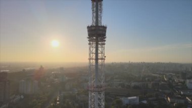 Bu stok görüntüler, Ukrayna, Kyiv 'deki 8K çözünürlüklü televizyon kulesinin hava görüntüsünü gösteriyor.