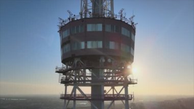 Bu stok görüntüler, Ukrayna, Kyiv 'deki 8K çözünürlüklü televizyon kulesinin hava görüntüsünü gösteriyor.