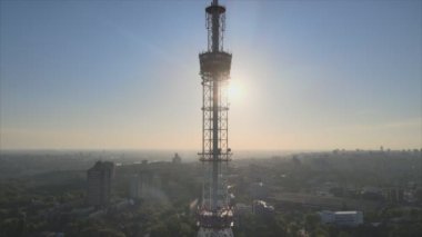 Bu stok görüntüler, Ukrayna, Kyiv 'deki 8K çözünürlüklü televizyon kulesinin hava görüntüsünü gösteriyor.