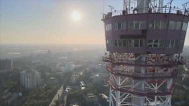 Bu stok görüntüler, Ukrayna, Kyiv 'deki 8K çözünürlüklü televizyon kulesinin hava görüntüsünü gösteriyor.
