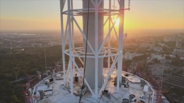 Bu stok görüntüler, Ukrayna, Kyiv 'deki 8K çözünürlüklü televizyon kulesinin hava görüntüsünü gösteriyor.