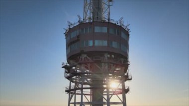 Bu stok görüntüler, Ukrayna, Kyiv 'deki 8K çözünürlüklü televizyon kulesinin hava görüntüsünü gösteriyor.