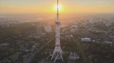 Bu stok görüntüler, Ukrayna, Kyiv 'deki 8K çözünürlüklü televizyon kulesinin hava görüntüsünü gösteriyor.