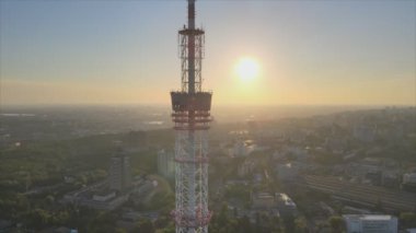 Bu stok görüntüler, Ukrayna, Kyiv 'deki 8K çözünürlüklü televizyon kulesinin hava görüntüsünü gösteriyor.
