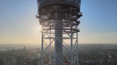 Bu stok görüntüler, Ukrayna, Kyiv 'deki 8K çözünürlüklü televizyon kulesinin hava görüntüsünü gösteriyor.
