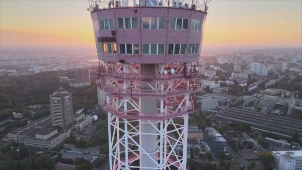Tento Stock Záznam Ukazuje Letecký Pohled Televizní Věž Dopoledních Hodinách — Stock video