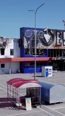 Bu dikey video, Bucha, Ukrayna 'daki bir alışveriş merkezinin savaş tarafından tahrip edildiğini gösteriyor.