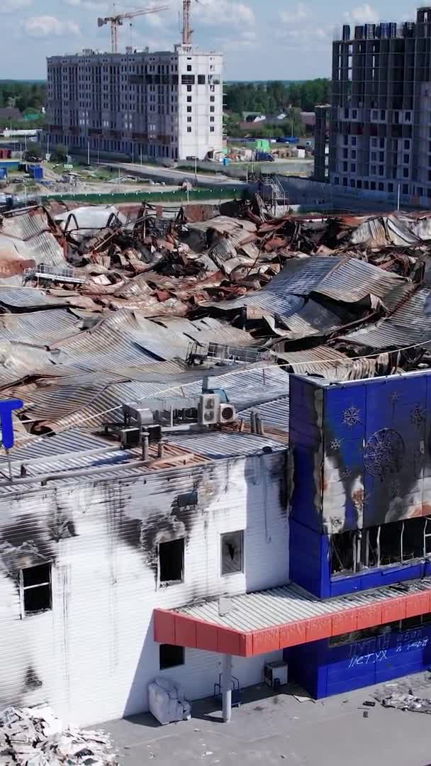Stock Vertical Video Shows Destroyed War Building Shopping Center Bucha — ストック動画
