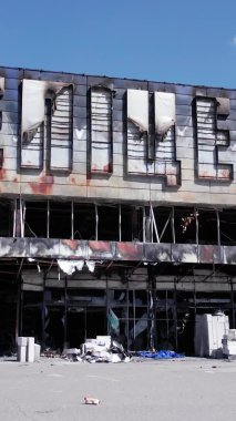 Bu dikey video, Bucha, Ukrayna 'daki bir alışveriş merkezinin savaş tarafından tahrip edildiğini gösteriyor.