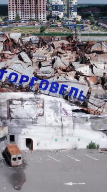 Bu dikey video, Bucha, Ukrayna 'daki bir alışveriş merkezinin savaş tarafından tahrip edildiğini gösteriyor.