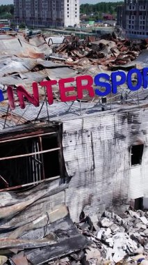 Bu dikey video, Bucha, Ukrayna 'daki bir alışveriş merkezinin savaş tarafından tahrip edildiğini gösteriyor.