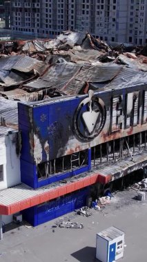 Bu dikey video, Bucha, Ukrayna 'daki bir alışveriş merkezinin savaş tarafından tahrip edildiğini gösteriyor.