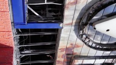 Bu dikey video, Bucha, Ukrayna 'daki bir alışveriş merkezinin savaş tarafından tahrip edildiğini gösteriyor.