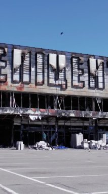 Bu dikey video, Bucha, Ukrayna 'daki bir alışveriş merkezinin savaş tarafından tahrip edildiğini gösteriyor.