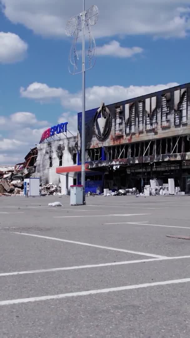 Ten Pionowy Film Pokazuje Zniszczone Przez Wojnę Budynku Centrum Handlowego — Wideo stockowe