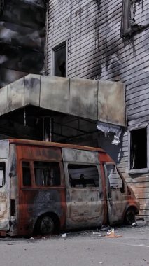 Bu dikey video, Bucha, Ukrayna 'daki bir alışveriş merkezinin savaş tarafından tahrip edildiğini gösteriyor.