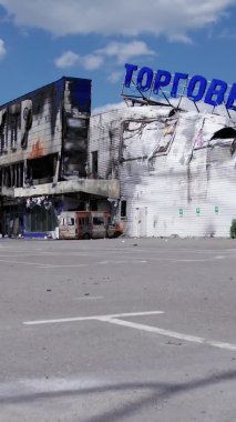 Bu dikey video, Bucha, Ukrayna 'daki bir alışveriş merkezinin savaş tarafından tahrip edildiğini gösteriyor.