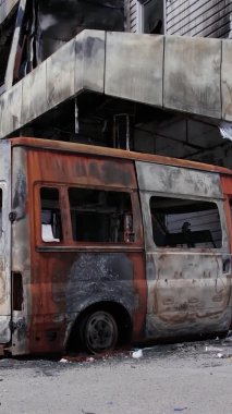 Bu dikey video, Bucha, Ukrayna 'daki bir alışveriş merkezinin savaş tarafından tahrip edildiğini gösteriyor.