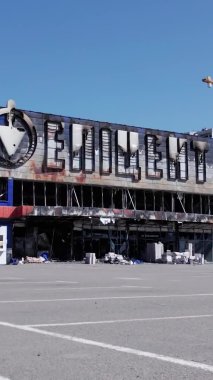 Bu dikey video, Bucha, Ukrayna 'daki bir alışveriş merkezinin savaş tarafından tahrip edildiğini gösteriyor.