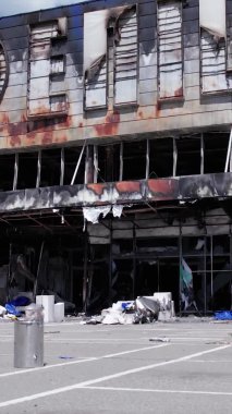 Bu dikey video, Bucha, Ukrayna 'daki bir alışveriş merkezinin savaş tarafından tahrip edildiğini gösteriyor.