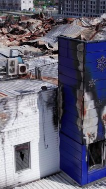 Bu dikey video, Bucha, Ukrayna 'daki bir alışveriş merkezinin savaş tarafından tahrip edildiğini gösteriyor.