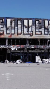 Bu dikey video, Bucha, Ukrayna 'daki bir alışveriş merkezinin savaş tarafından tahrip edildiğini gösteriyor.