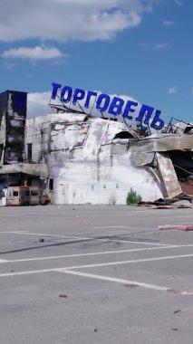 Bu dikey video, Bucha, Ukrayna 'daki bir alışveriş merkezinin savaş tarafından tahrip edildiğini gösteriyor.