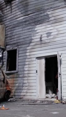 Bu dikey video, Bucha, Ukrayna 'daki bir alışveriş merkezinin savaş tarafından tahrip edildiğini gösteriyor.