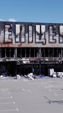 Bu dikey video, Bucha, Ukrayna 'daki bir alışveriş merkezinin savaş tarafından tahrip edildiğini gösteriyor.