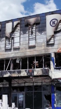 Bu dikey video, Bucha, Ukrayna 'daki bir alışveriş merkezinin savaş tarafından tahrip edildiğini gösteriyor.