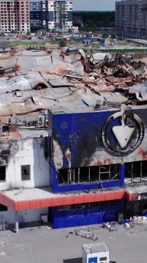 Bu dikey video, Bucha, Ukrayna 'daki bir alışveriş merkezinin savaş tarafından tahrip edildiğini gösteriyor.