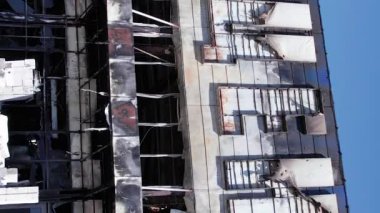 Bu dikey video, Bucha, Ukrayna 'daki bir alışveriş merkezinin savaş tarafından tahrip edildiğini gösteriyor.