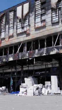 Bu dikey video, Bucha, Ukrayna 'daki bir alışveriş merkezinin savaş tarafından tahrip edildiğini gösteriyor.